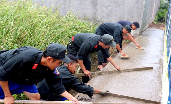 Cảnh sát cơ động giúp người dân ngoại thành TPHCM bê tông hóa hẻm ảnh 2