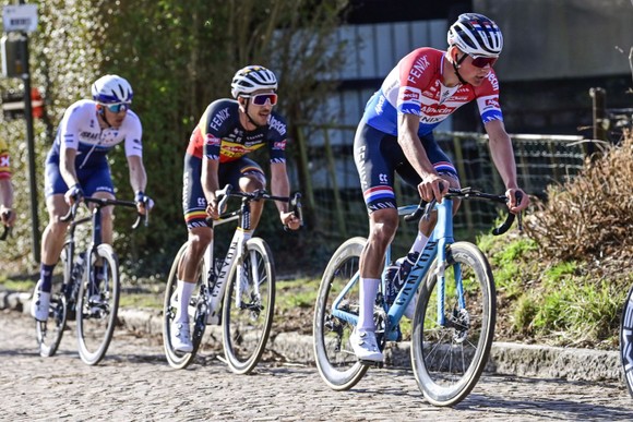 Hi hữu! Tay đua Mathieu van der Poel vuột chiến thắng vì gãy ghi đông ảnh 2