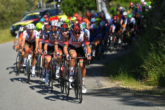 Đội Ineos Grenadiers thể hiện sức mạnh đường đèo thống trị Volta ao Algarve 2021 ảnh 1