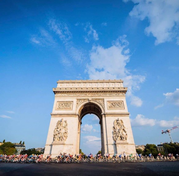 Tadej Pogacar quá mạnh lần thứ 2 lập hattrick giải xe đạp Tour de France ảnh 1