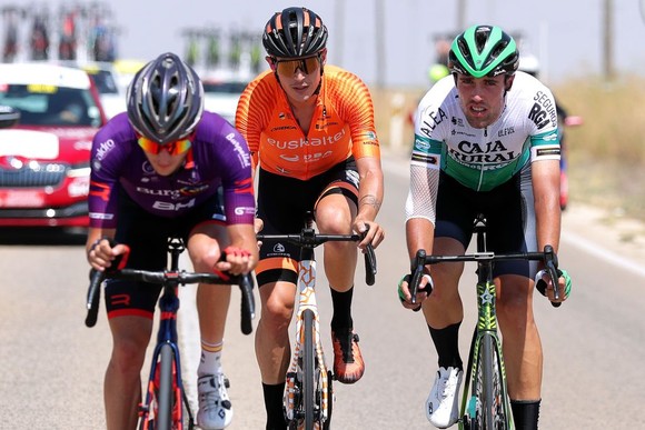 Lần thứ hai gặp nạn cuối chặng, Rein Taaramae mất luôn áo đỏ Vuelta a Espana ảnh 1