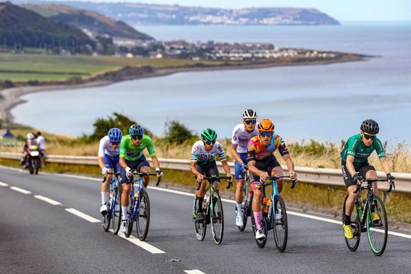 Wout van Aert thắng chặng đòi lại áo xanh dương ảnh 1