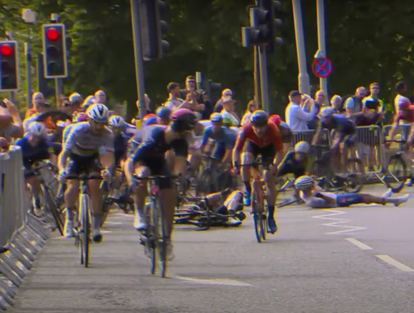 Wout Van Aert gặp nạn mất áo xanh dương về lại Ethan Hayter ảnh 3