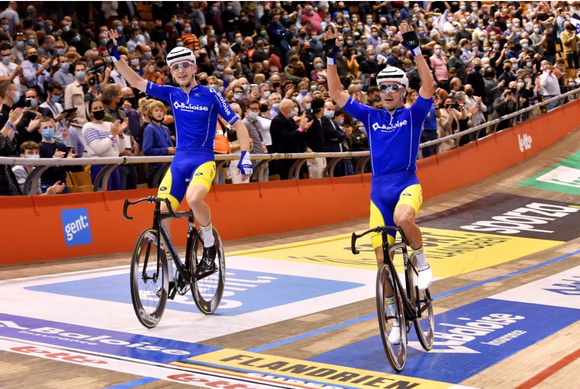 Mark Cavendish bị tai nạn ở giải đua xe đạp lòng chảo Ghent Six ảnh 3