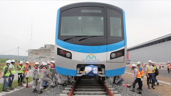 Toa tàu metro số 1 đầu tiên đã đặt lên đường ray ảnh 14