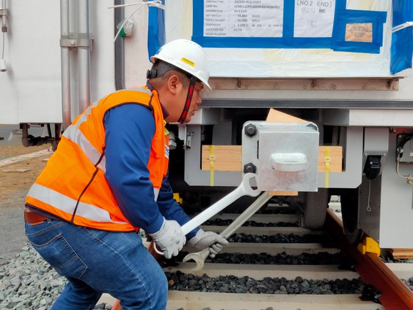 Toa tàu metro số 1 đầu tiên đã đặt lên đường ray ảnh 13