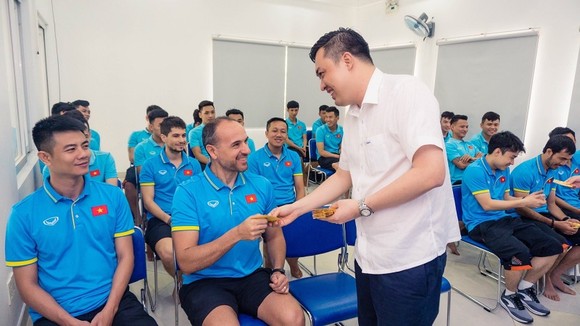 Lãnh đạo VFF đến thăm, chúc Tết đội tuyển futsal Việt Nam ảnh 2