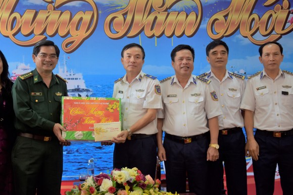 Đoàn đại biểu TPHCM thăm, chúc Tết cán bộ, chiến sĩ trên Vùng biển Tây Nam Tổ quốc ảnh 2