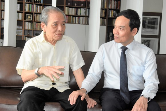 Lãnh đạo TPHCM thăm các nhà giáo lão thành ảnh 2