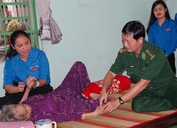 Gần 500 triệu đồng tri ân gia đình chính sách và hỗ trợ người nghèo ảnh 1