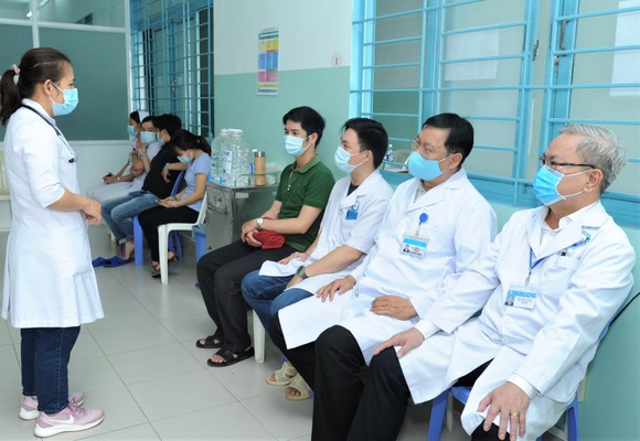 Nhân viên y tế bệnh viện ngoại thành được tiêm chủng vaccine ngừa Covid-19 ảnh 1