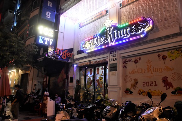 Kiểm tra đột xuất, lãnh đạo TPHCM phát hiện người đang cách ly... trong nhà hàng ảnh 2