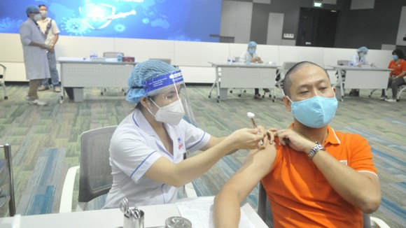 TPHCM khởi động chiến dịch tiêm chủng vaccine Covid-19 lớn nhất ảnh 4