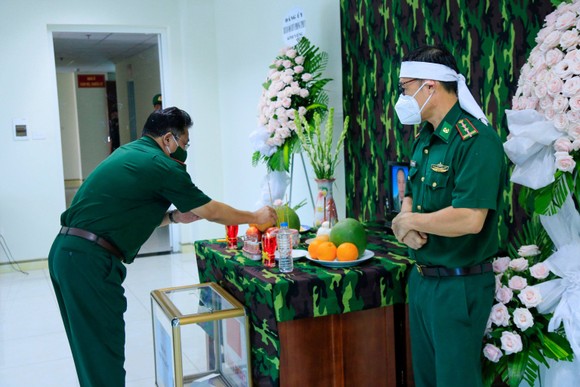 Cha mất, cán bộ biên phòng lập bàn thờ bái vọng ảnh 1