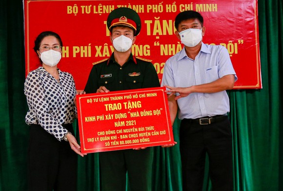 Trao kinh phí xây 'Nhà đồng đội' và tặng quà cho người dân trên ấp đảo Thiềng Liềng ảnh 5