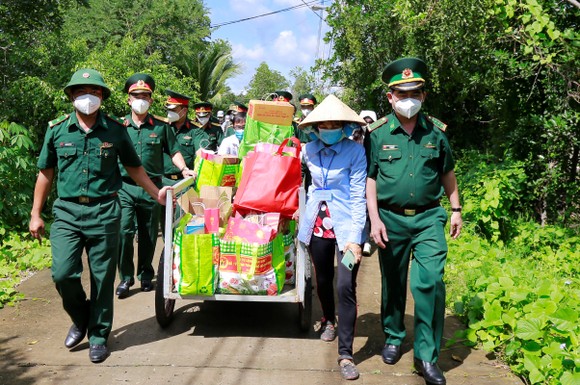 Trao kinh phí xây 'Nhà đồng đội' và tặng quà cho người dân trên ấp đảo Thiềng Liềng ảnh 3