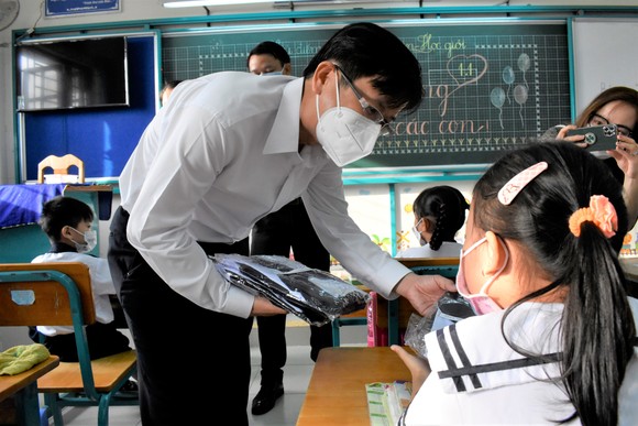 2 trường đầu tiên của TPHCM mở cửa trở lại: Học sinh nô nức tựu trường ảnh 5