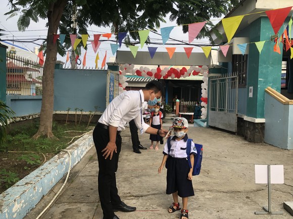 2 trường đầu tiên của TPHCM mở cửa trở lại: Học sinh nô nức tựu trường ảnh 13