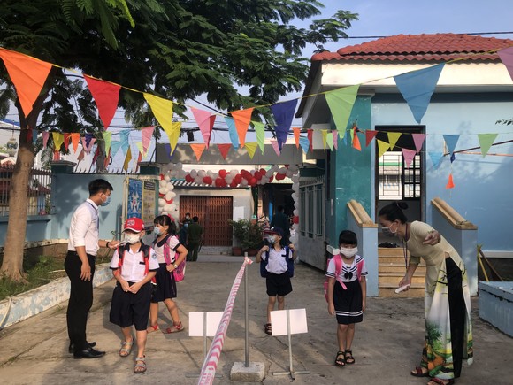 2 trường đầu tiên của TPHCM mở cửa trở lại: Học sinh nô nức tựu trường ảnh 11