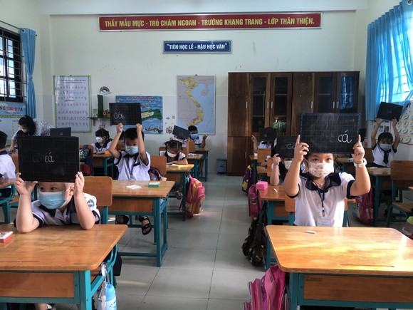 2 trường đầu tiên của TPHCM mở cửa trở lại: Học sinh nô nức tựu trường ảnh 10