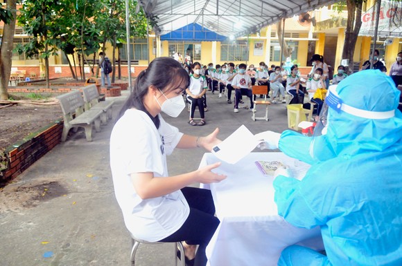 Học sinh tại Củ Chi vui mừng vì được tiêm vaccine ảnh 7