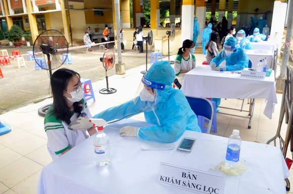 Học sinh tại Củ Chi vui mừng vì được tiêm vaccine ảnh 3