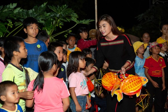 H’Hen Niê, Khánh Vân, Mâu Thuỷ, Lệ Hằng, Lê Thuý tổ chức vui tết trung thu cho trẻ em buôn làng ảnh 11