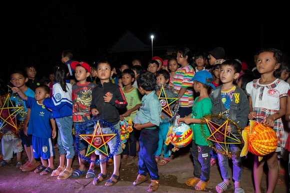 H’Hen Niê, Khánh Vân, Mâu Thuỷ, Lệ Hằng, Lê Thuý tổ chức vui tết trung thu cho trẻ em buôn làng ảnh 5