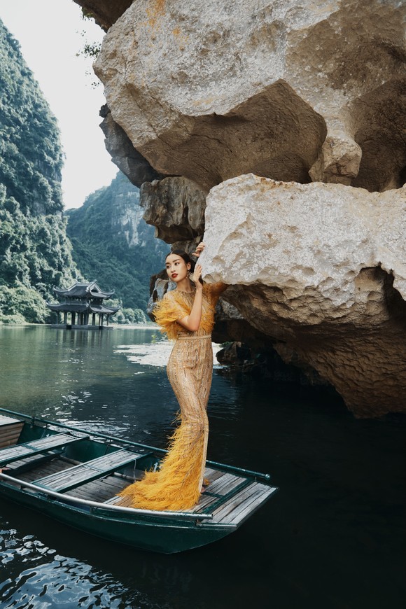 Lê Thanh Hòa giới thiệu bộ sưu tập thời trang mới kết hợp cùng Hoa hậu Đỗ Mỹ Linh ảnh 13