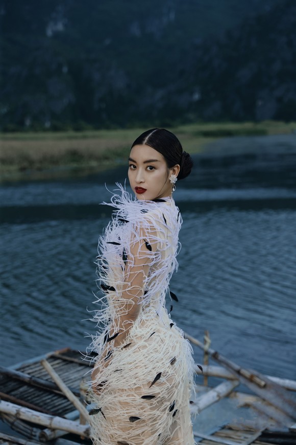 Lê Thanh Hòa giới thiệu bộ sưu tập thời trang mới kết hợp cùng Hoa hậu Đỗ Mỹ Linh ảnh 14