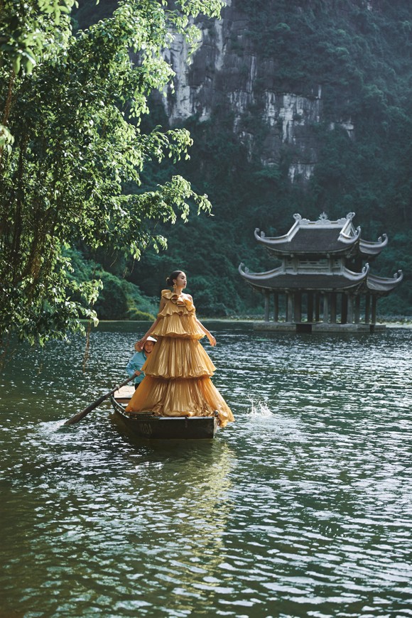 Lê Thanh Hòa giới thiệu bộ sưu tập thời trang mới kết hợp cùng Hoa hậu Đỗ Mỹ Linh ảnh 15
