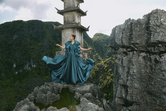 Lê Thanh Hòa giới thiệu bộ sưu tập thời trang mới kết hợp cùng Hoa hậu Đỗ Mỹ Linh ảnh 10