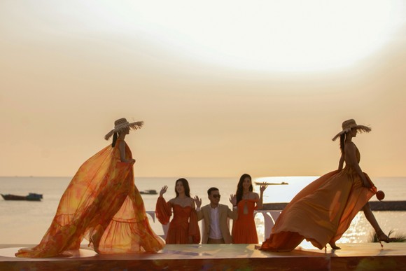 NTK Lê Thanh Hòa ra mắt BST thời trang mới 'Like The Sunshine' ảnh 1