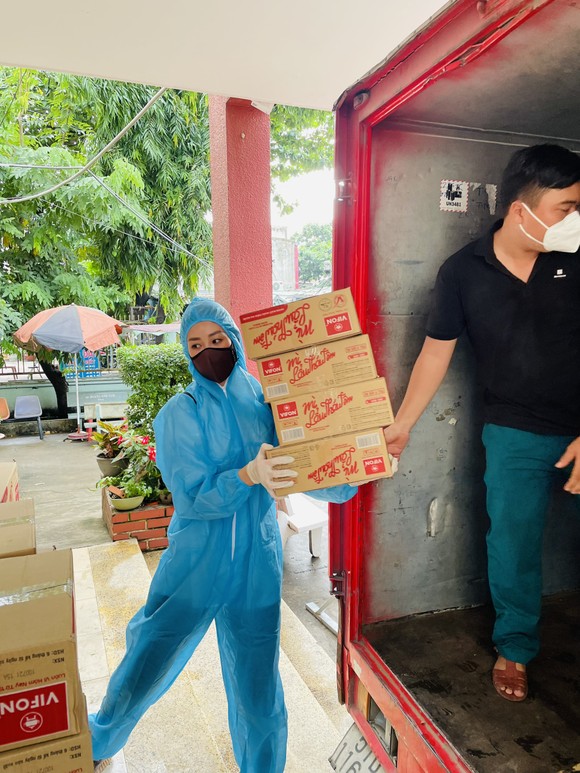 Hoa hậu Khánh Vân ủng hộ 300 phần quà cho người có hoàn cảnh khó khăn ảnh 4