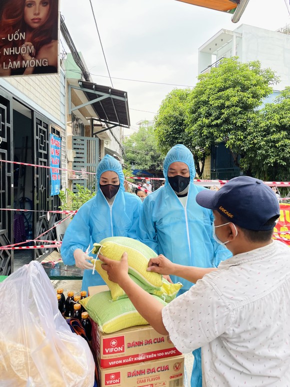 Hoa hậu Khánh Vân ủng hộ 300 phần quà cho người có hoàn cảnh khó khăn ảnh 2