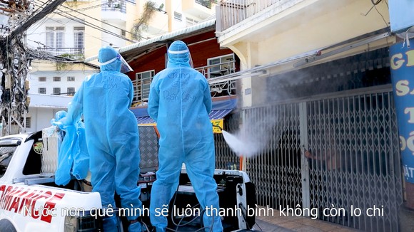 Đội khử khuẩn di động phản ứng nhanh thực hiện ca khúc "Giận Cô vi” cổ vũ tinh thần chống dịch ảnh 7