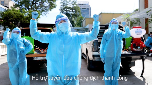 Đội khử khuẩn di động phản ứng nhanh thực hiện ca khúc "Giận Cô vi” cổ vũ tinh thần chống dịch ảnh 3