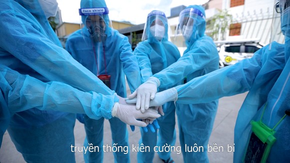 Đội khử khuẩn di động phản ứng nhanh thực hiện ca khúc "Giận Cô vi” cổ vũ tinh thần chống dịch ảnh 8