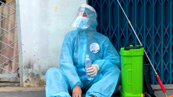 Đội khử khuẩn di động phản ứng nhanh thực hiện ca khúc "Giận Cô vi” cổ vũ tinh thần chống dịch ảnh 5