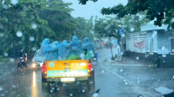 Đội khử khuẩn di động phản ứng nhanh thực hiện ca khúc "Giận Cô vi” cổ vũ tinh thần chống dịch ảnh 6