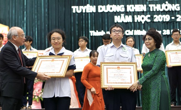 TPHCM tuyên dương gần 1.000 học sinh giỏi năm học 2019-2020 ảnh 5