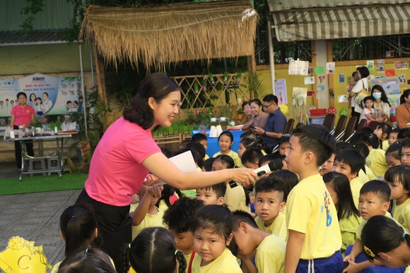 Sôi nổi các hoạt động trải nghiệm của học sinh khối 1 qua ngày hội 'Một thoáng quê hương' ảnh 5