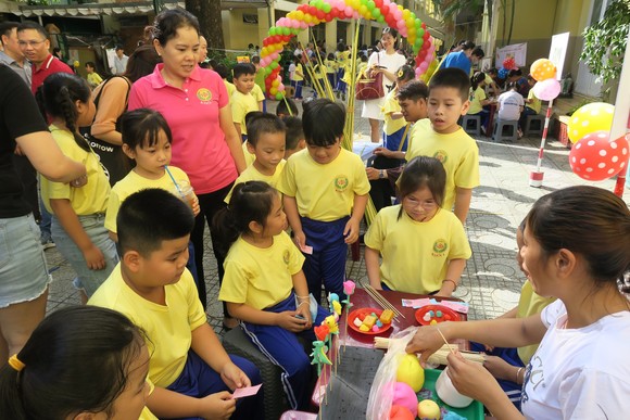 Sôi nổi các hoạt động trải nghiệm của học sinh khối 1 qua ngày hội 'Một thoáng quê hương' ảnh 7