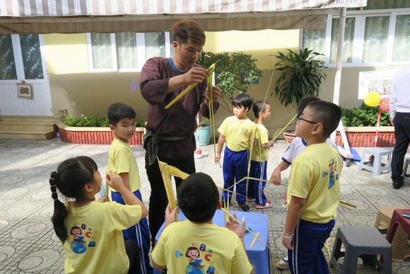 Sôi nổi các hoạt động trải nghiệm của học sinh khối 1 qua ngày hội 'Một thoáng quê hương' ảnh 3