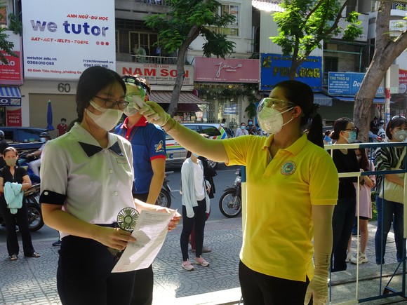 Lãnh đạo Sở GD-ĐT TPHCM kiểm tra việc lấy mẫu xét nghiệm thí sinh kỳ thi tốt nghiệp THPT ảnh 6