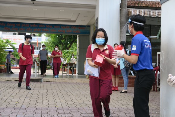 Thí sinh phấn khởi vì đề thi Ngữ văn nhẹ nhàng ảnh 5