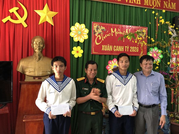Chúc tết cán bộ, chiến sĩ trên đảo Nam Du ảnh 3