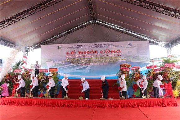 Khởi công xây dựng cầu Trần Hoàng Na bắc qua sông Cần Thơ ảnh 1