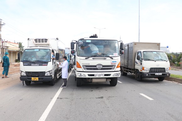 Xe qua cầu Rạch Miễu ùn ứ kéo dài một chiều từ Tiền Giang về Bến Tre ảnh 1