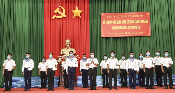 Vùng 5 Hải quân tặng quà cho các gia đình quân nhân có hoàn cảnh khó khăn ảnh 1
